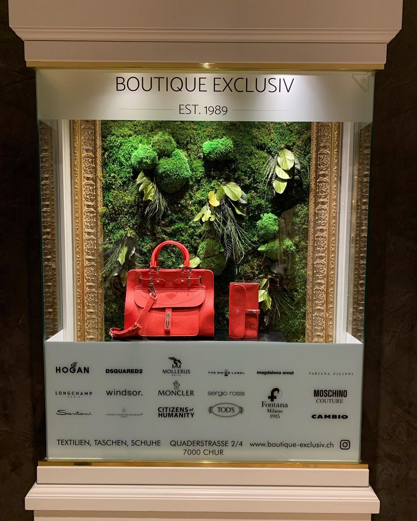 Schaufenster der Boutique Exclusiv mit Markenübersicht